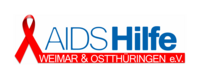 Das Schriftlogo zeigt die Worte »AIDS-Hilfe Weimar & Ostthüringen e.V.« sowie eine Graphik der Roten Schleife (weltweites Symbol der Solidarität für Menschen, die mit HIV leben oder an AIDS erkrankt sind).
