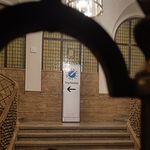 Schild mit der Aufschrift "Impfstelle" im Treppenhaus der Notenbank