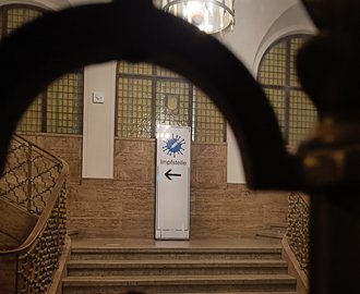 Schild mit der Aufschrift "Impfstelle" im Treppenhaus der Notenbank