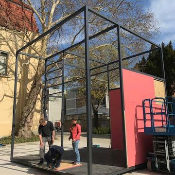 Impressionen vom Aufbau des Pavillons auf dem Unicampus (Fotos: Julia Heinemann)