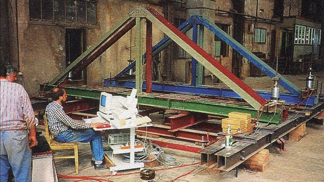 Ermittlung der zulässigen Gebrauchslast für die schwere Bühnendecke der Jenaer Glaswerke GmbH