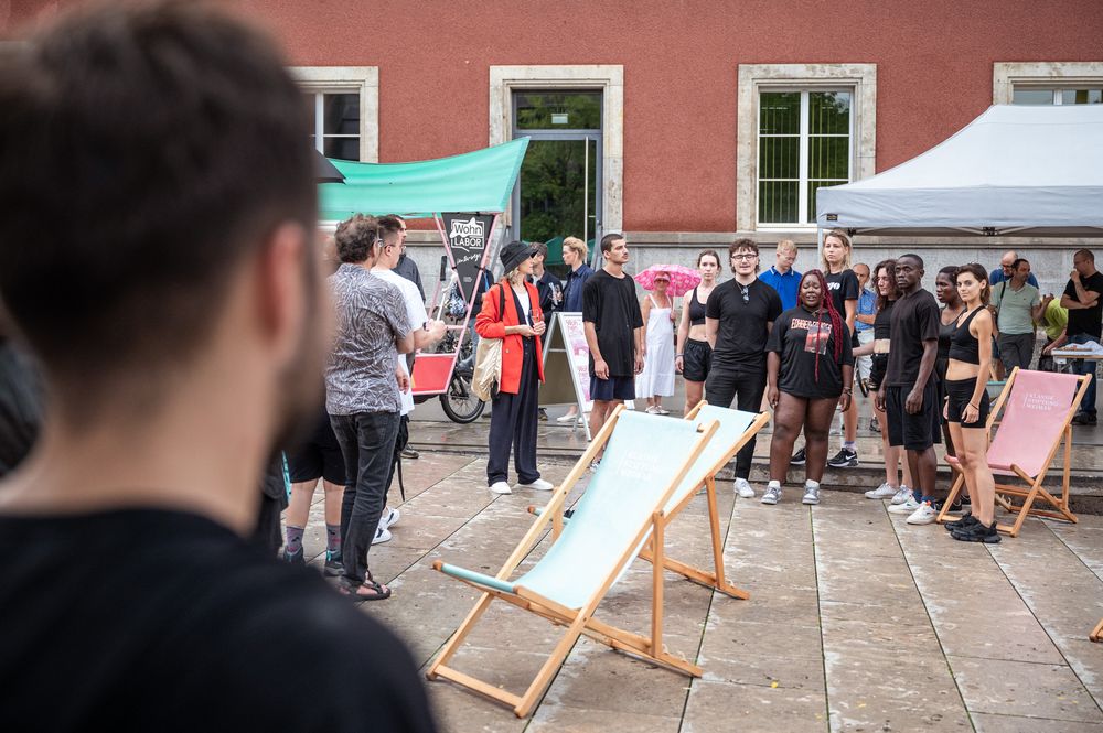 Zuschauer*innen auf dem Platz