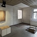 »Three rooms, kitchen, hallway, bathroom«. Exhibition on the teaching research project at the Bauhaus-Universität Weimar under the direction of Prof. Verena von Beckerath and Prof. Dr. Barbara Schönig, February 2018. As part of the project, questions about living in the future were formulated, negotiated and researched on the basis of the transformation of a vacant apartment in a listed building ensemble from the 1920s in Weimar. Photography: Andrew Alberts