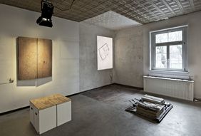 Fotografie: Andrew Alberts »Drei Zimmer, Küche, Diele, Bad«. Ausstellung zum Lehrforschungsprojekt an der Bauhaus-Universität Weimar unter Leitung von Prof. Verena von Beckerath und Prof. Dr. Barbara Schönig, Februar 2018. Fotografie: Andrew Alberts