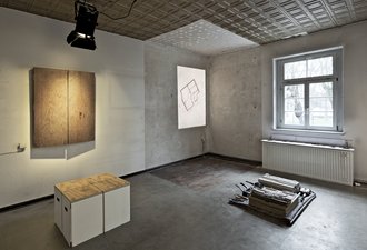 »Three rooms, kitchen, hallway, bathroom«. Exhibition on the teaching research project at the Bauhaus-Universität Weimar under the direction of Prof. Verena von Beckerath and Prof. Dr. Barbara Schönig, February 2018. As part of the project, questions about living in the future were formulated, negotiated and researched on the basis of the transformation of a vacant apartment in a listed building ensemble from the 1920s in Weimar. Photography: Andrew Alberts