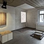 »Drei Zimmer, Küche, Diele, Bad«. Ausstellung zum Lehrforschungsprojekt an der Bauhaus-Universität Weimar unter Leitung von Prof. Verena von Beckerath und Prof. Dr. Barbara Schönig, Februar 2018. Fotografie: Andrew Alberts