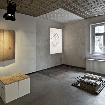 »Drei Zimmer, Küche, Diele, Bad«. Ausstellung zum Lehrforschungsprojekt an der Bauhaus-Universität Weimar unter Leitung von Prof. Verena von Beckerath und Prof. Dr. Barbara Schönig, Februar 2018. Fotografie: Andrew Alberts