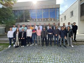 2023 nahmen 24 Teilnehmer*innen aus 9 Ländern (Iraq, Slowenien, Nord Mazedonien, Italien, Serbien, Brasilien, Portugal, Kroatien, Ungarn) am Sommerkurs Forecast Engineering teil. Foto: Professur Komplexe Tragwerke 2023 nahmen 24 Teilnehmer*innen aus 9 Ländern (Iraq, Slowenien, Nord Mazedonien, Italien, Serbien, Brasilien, Portugal, Kroatien, Ungarn) am Sommerkurs Forecast Engineering teil. Foto: Professur Komplexe Tragwerke