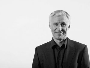 Portraitfoto in Schwarz-Weiß von prof. Jens Geelhaar