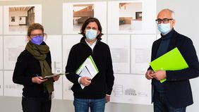 Die Jury beim Juryrundgang (v.l.n.r. Dr. Dorothee Rummel, Tobias Haag, Thomas Wittenberg)