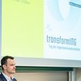 Ein Wissenschaftler präsentiert zum Tag der Ingenieurwissenschaften. 
