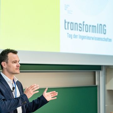 Ein Wissenschaftler präsentiert zum Tag der Ingenieurwissenschaften. 
