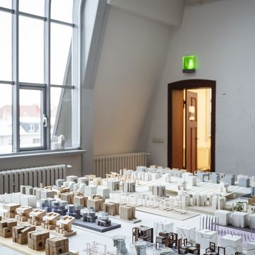 Ein Atelierraum im Hauptgebäude, geöffnet zur Wintersemesterschau im Vorjahr (Foto: Thomas Müller)