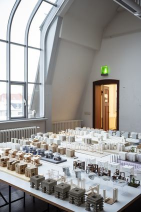 Ein Atelierraum im Hauptgebäude, geöffnet zur Wintersemesterschau im Vorjahr (Foto: Thomas Müller) Ein Atelierraum im Hauptgebäude, geöffnet zur Wintersemesterschau im Vorjahr (Foto: Thomas Müller)