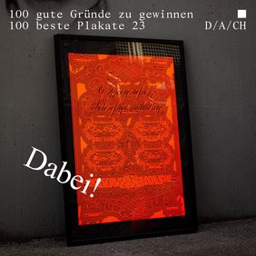 Fotografie des gerahmten Plakates an einer Wand lehnend