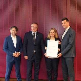 Am Freitag, 25. September 2026, überreichte Bundesbauministerin Verena Hubertz den drei Gründungsmitgliedern des Deutschen Forschungszentrums für zukunftsfähiges Bauen (DFZ Bau) in Berlin jeweils eine Millionen Euro Fördermittel für initiale Forschungsvorhaben in Sachsen, Baden-Württemberg und Thüringen. Prof. Peter Benz und Robert Fetter waren für das Thüringer Innovationszentrum stellvertretend vor Ort. Foto: BMWSB