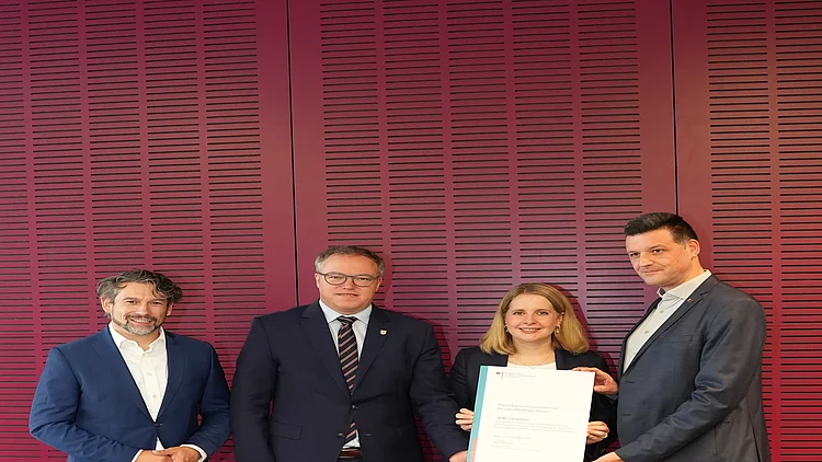 Am Freitag, 25. September 2026, überreichte Bundesbauministerin Verena Hubertz den drei Gründungsmitgliedern des Deutschen Forschungszentrums für zukunftsfähiges Bauen (DFZ Bau) in Berlin jeweils eine Millionen Euro Fördermittel für initiale Forschungsvorhaben in Sachsen, Baden-Württemberg und Thüringen. Prof. Peter Benz und Robert Fetter waren für das Thüringer Innovationszentrum stellvertretend vor Ort. Foto: BMWSB