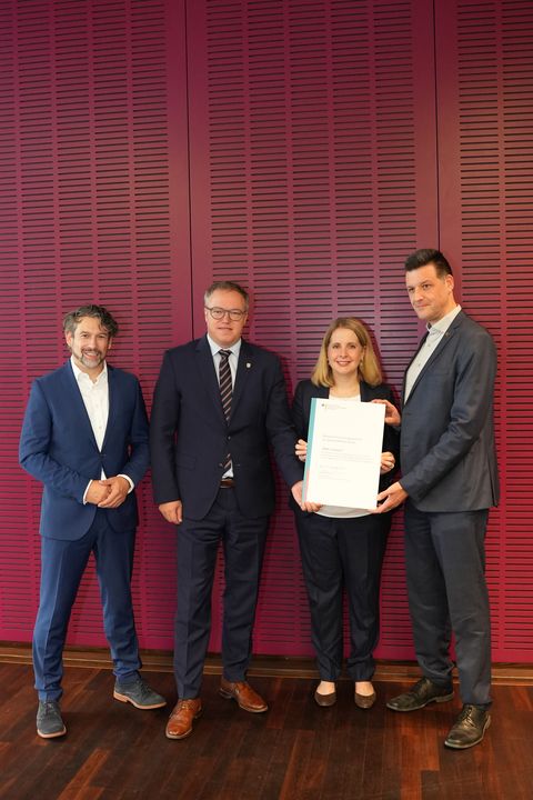 Aus der Forschung Am Freitag, 25. September 2026, überreichte Bundesbauministerin Verena Hubertz den drei Gründungsmitgliedern des Deutschen Forschungszentrums für zukunftsfähiges Bauen (DFZ Bau) in Berlin jeweils eine Millionen Euro Fördermittel für initiale Forschungsvorhaben in Sachsen, Baden-Württemberg und Thüringen. Prof. Peter Benz und Robert Fetter waren für das Thüringer Innovationszentrum stellvertretend vor Ort. Foto: BMWSB