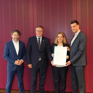 Am Freitag, 25. September 2026, überreichte Bundesbauministerin Verena Hubertz den drei Gründungsmitgliedern des Deutschen Forschungszentrums für zukunftsfähiges Bauen (DFZ Bau) in Berlin jeweils eine Millionen Euro Fördermittel für initiale Forschungsvorhaben in Sachsen, Baden-Württemberg und Thüringen. Prof. Peter Benz und Robert Fetter waren für das Thüringer Innovationszentrum stellvertretend vor Ort. Foto: BMWSB