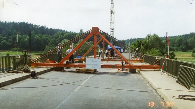 Belastungsversuch an einer Straßenbrücke in Baiersdorf
