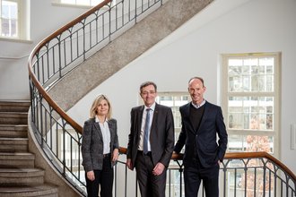 Vice President Prof. Dr. Jutta Emes, University President Prof. Dr. Winfried Speitkamp and Dr. Thomas Rabe, Chair of the University Council (L to R), met in the Bauhaus-Universität Weimar’s Main Building on Wednesday, 9 February 2022 for discussions with various committees. (Photo: Thomas Müller)