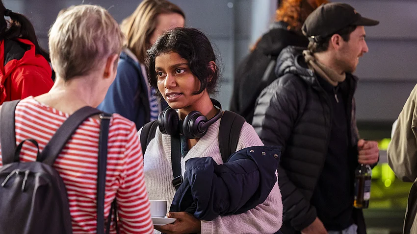 Personen bei der Auftaktveranstaltung im Gespräch
