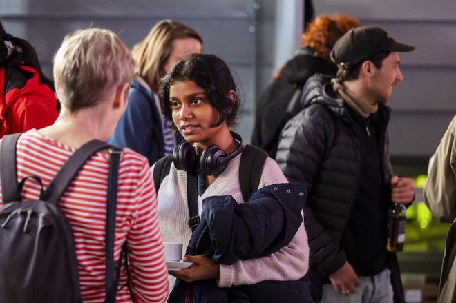 Personen bei der Auftaktveranstaltung im Gespräch