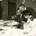 Schüler der Großherzoglich Sächsischen Baugewerkenschule zu Weimar beim Entwurf, im Vordergrund rechts Ernst Neufert, dahinter stehend Paul Klopfer, Direktor der Baugewerkenschule, um 1917 - Nachlass Ernst Neufert, Fotograf unbekannt