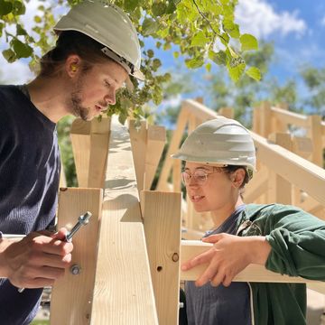 Beim ersten Aufbau der Kolonnade für die summaery. Foto: Danny Linke