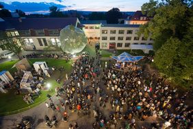 Während der summaery besuchten zahlreiche Gäste den Campus und konnten dank Sicherheitsausschuss und Sicherheitsbeauftragten ausgelassen feiern. © Bauhaus-Universität Weimar, Fotograf: Thomas Müller