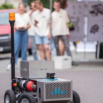 An der Bauhaus-Universität Weimar entwickelten Masterstudierende eine innovative Robotikplattform, die an ein ferngesteuertes Fahrzeug erinnert. Das Besondere: Sie wird mit einer Wasserstoff-Brennstoffzelle betrieben und kann kleinere Gegenstände transportieren. Bauhaus-Universität Weimar, Foto: Thomas Müller