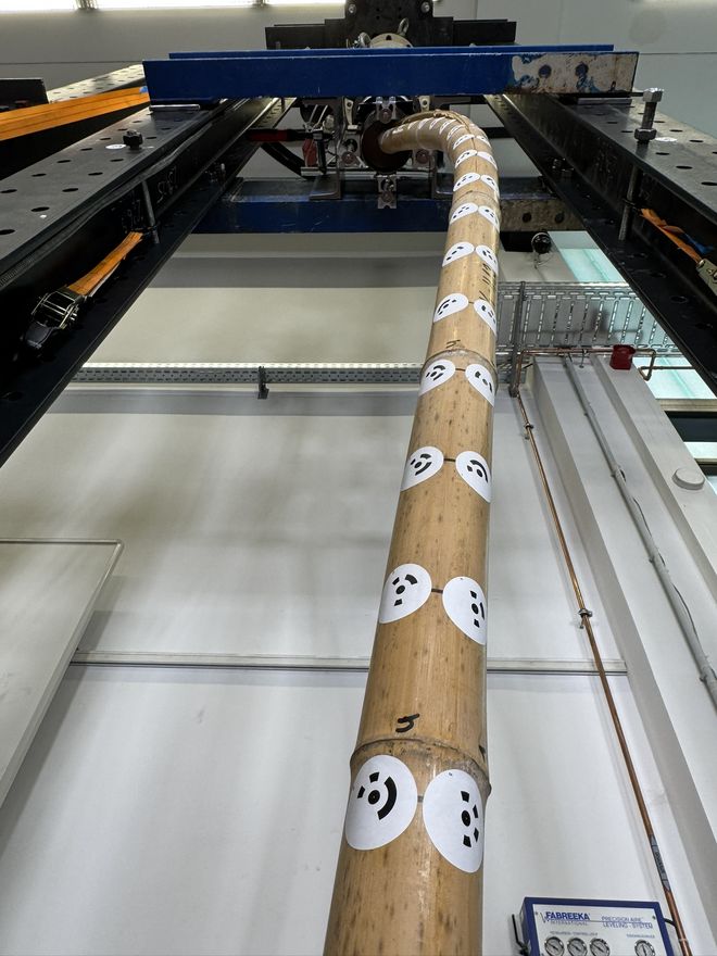 Codierte Messmarken zur Deformationsmessung an Bambusstäben im Knickversuch Codierte Messmarken zur Deformationsmessung an Bambusstäben im Knickversuch