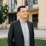 Porträt von Professor Peter Benz, Präsident der Bauhaus-Universität Weimar im schrägen Profil vor dem Hauptgebäude. Foto: Dominique Wollniok