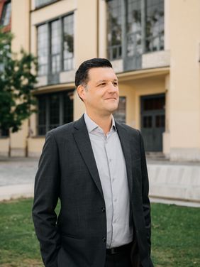 Porträt von Professor Peter Benz, Präsident der Bauhaus-Universität Weimar im schrägen Profil vor dem Hauptgebäude. Foto: Dominique Wollniok