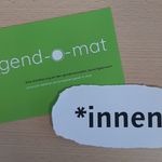 Das Symbolbild zeigt eine Werbepostkarte für den »gend-o-mat« des Gleichstellungsbüro sowie ein Stück Papier mit der Aufschrift »*innen«