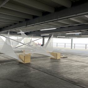 Drittes Szenenbild mit Segeln auf dem Parkdeck