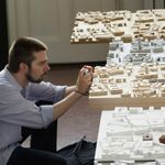 Ein Architekturstudent arbeitet an einem Modell (Bauhaus-Universität Weimar)