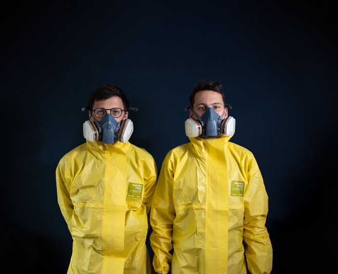 Felix Stockhausen und Friedrich Gerlach in gelben Schutzanzügen mit Arbeitsmasken