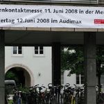 Banner der Firmenkontaktmesse im Innenhof der Mensa (Reiner Bensch)