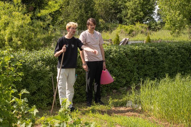 zwei Personen stehen am Beet und beraten sich