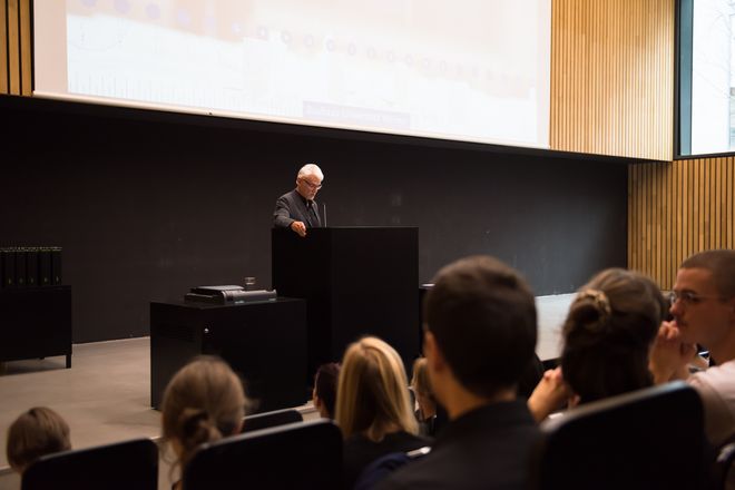 Prof. Rudolf, Dekan der Fakultät Architektur und Urbanistik, würdigte die Absolventinnen und Absolventen