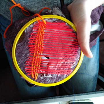 Reparatur einer kaputten Jeans durch Stickerei