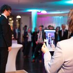 Prof. Dr. Susanne Saal, Professorin für Physiotherapie an der Ernst-Abbe-Hochschule Jena, unternimmt einen digitalen Haltungsscan bei Prof. Juan M.V. Garcia, Vizepräsident für Praxis und Forschung der Hochschule für Musik FRANZ LISZT Weimar. Foto: Matthias Frank Schmidt