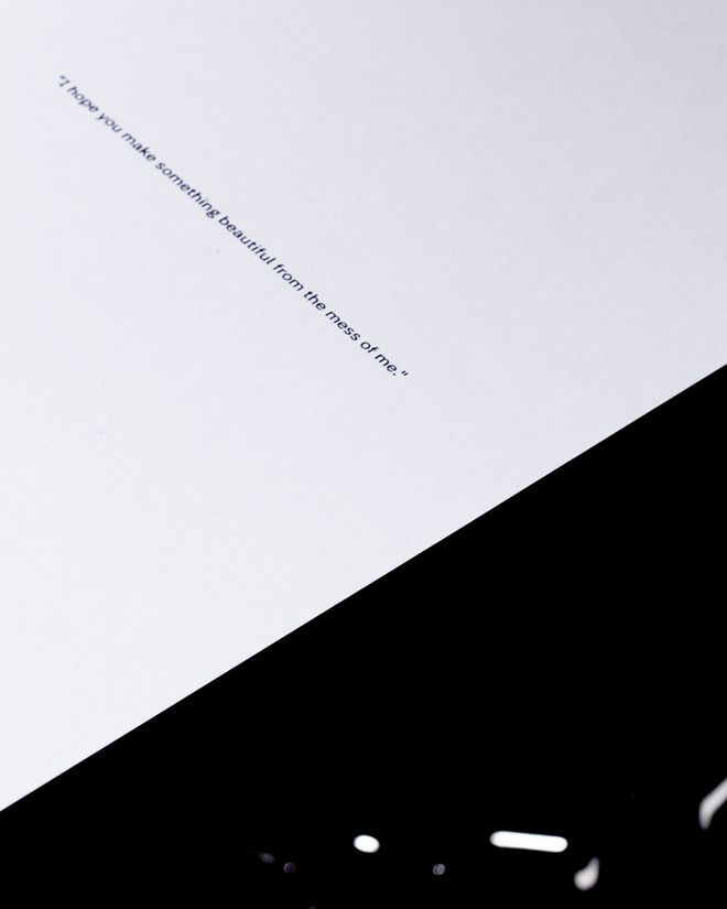 Weiße Buchseite mit mittigem englischen Zitat: »I hope you make something beautiful from the mess of me.«