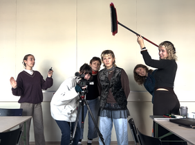 Studentinnen des »Crossmedialen Bewegtbildes« proben ihren Einsatz für die Dokumentation der TeleVisionale. Foto: Mavie Beisheim Studentinnen des »Crossmedialen Bewegtbildes« proben ihren Einsatz für die Dokumentation der TeleVisionale. Foto: Mavie Beisheim