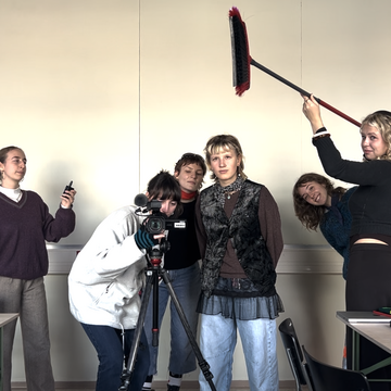 Studentinnen des »Crossmedialen Bewegtbildes« proben ihren Einsatz für die Dokumentation der TeleVisionale. Foto: Mavie Beisheim Studentinnen des »Crossmedialen Bewegtbildes« proben ihren Einsatz für die Dokumentation der TeleVisionale. Foto: Mavie Beisheim