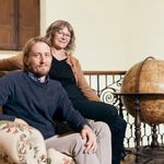 Die Preisträger Florian Wehking von der Fakultät Bauingenieurwesen und Prof. Liz Bachhuber der Fakultät Kunst und Gestaltung. (Foto: Luca Eleuteri)