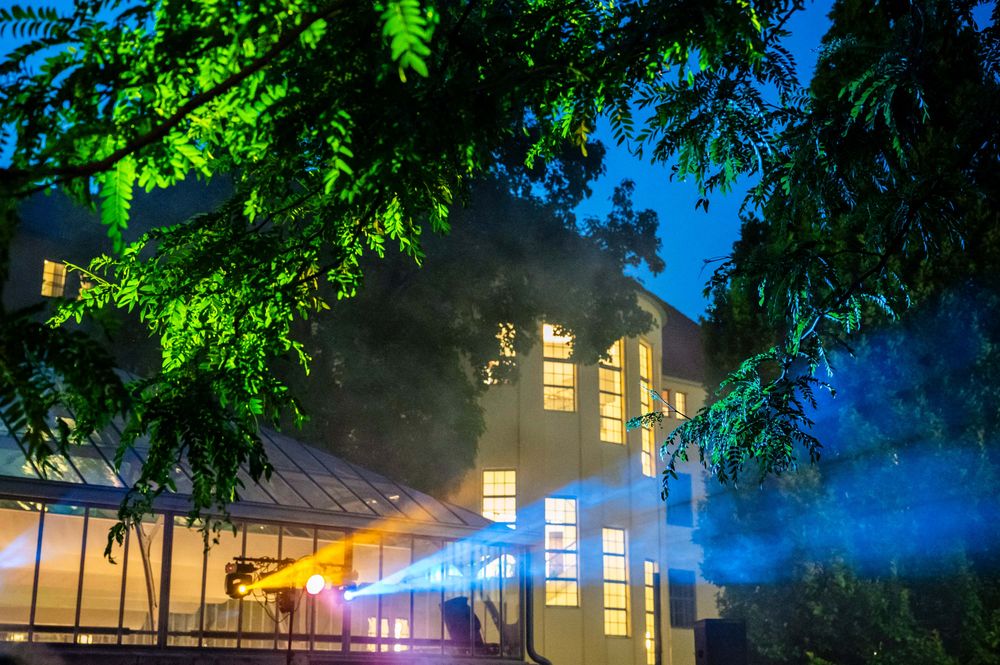 Diskolicht-Effekte hinter dem Hauptgebäude in der Dämmerung