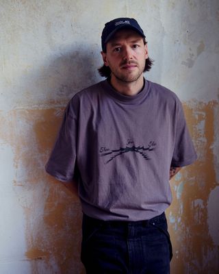 Portrait of Frieder Oelze in front of a textured wall, photographed by Matthias Leidinger