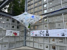 Das Projekt »ENOUGH« zeigt ein Sonnensegel aus recycelten Plastik-Einkaufstaschen, das nicht nur Schatten spendet, sondern nachhaltige Baupraktiken thematisiert. Foto: Marit Haferkamp / Bauhaus-Universität Weimar Das Projekt »ENOUGH« zeigt ein Sonnensegel aus recycelten Plastik-Einkaufstaschen, das nicht nur Schatten spendet, sondern nachhaltige Baupraktiken thematisiert. Foto: Marit Haferkamp / Bauhaus-Universität Weimar